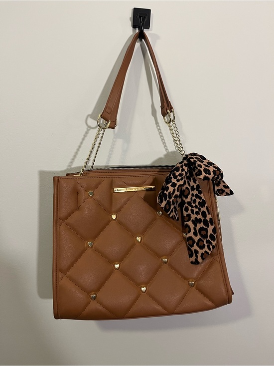 Betsey Johnson Handbags - BETSEY JOHNSON Quilted Tan Shoulder Tote with Gold Accents and Leopard Scarf
